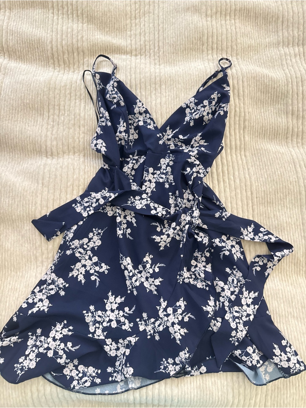 Hello Molly navy floral wrap mini dress in size 6 💙🌸